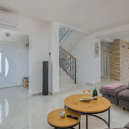 Lusarci Comfortable Zgaljic