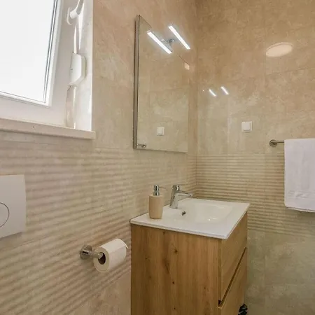 Lusarci Comfortable Zgaljic