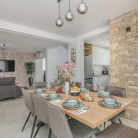 Lusarci Comfortable Zgaljic