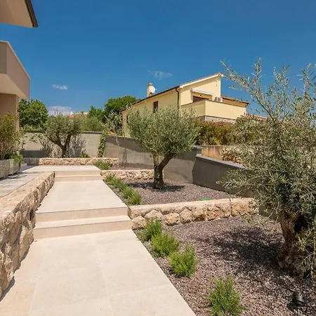 Lusarci Comfortable Villa Zgaljic